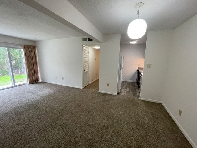 Building Photo - Perfectly located, quiet apartment complex just south of UNC, for graduate / med students - Inclu...