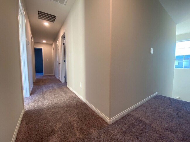 Building Photo - 4 BED 2.5 BATH 2 CAR GARAGE,  LARGE CORNER...