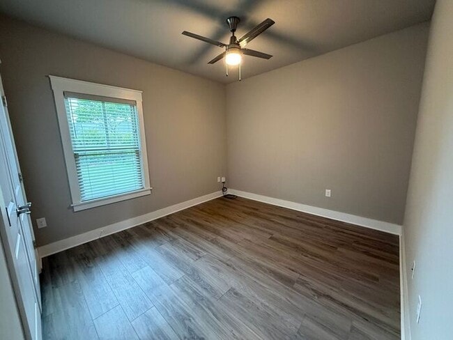 Building Photo - Gulf Breeze - 4 bedroom, 2.5 bathroom - lawn care included