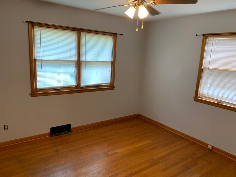 Building Photo - 2212 Cedar Acres Dr