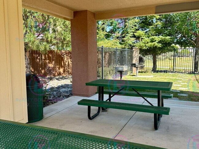 Building Photo - 3 Bedroom 2.5 Bathroom + Loft & 2 Car gara...