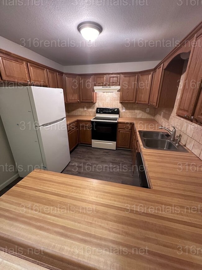 Building Photo - $1445 - 4 bed 2 bath - Single Family Home with a large fenced in backyard!