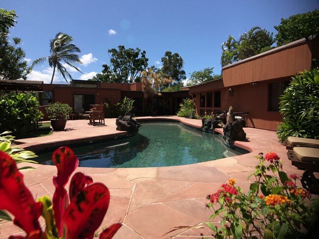 Building Photo - A Modernist Tropical Haven on Maui’s North...