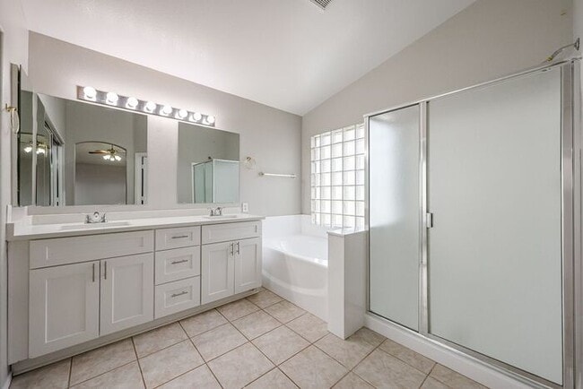 Building Photo - 5BD 3BA with Pool in West Chandler!