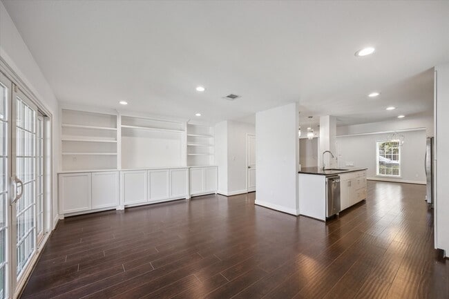 Building Photo - 671 N Post Oak Ln