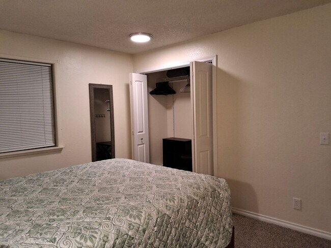 Building Photo - 3061 Lois Dr