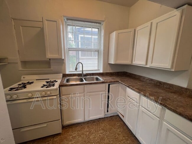 Building Photo - 1364 McCausland Ave