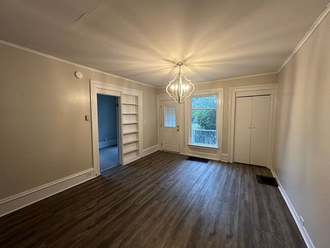 Building Photo - 416 Oak St- 4/5 Bedroom Duplex near WMU Ca...