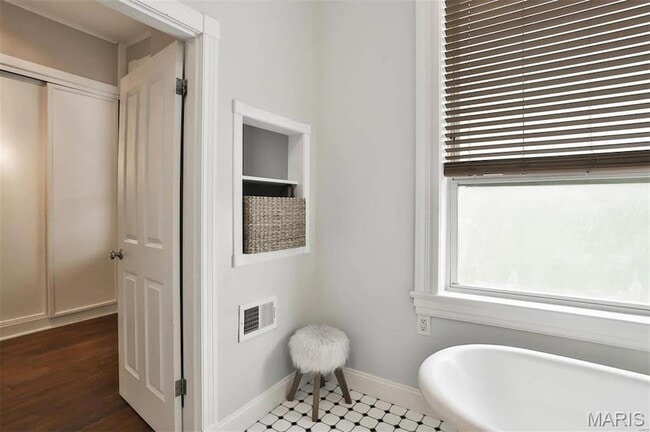 Building Photo - 2018 Senate St