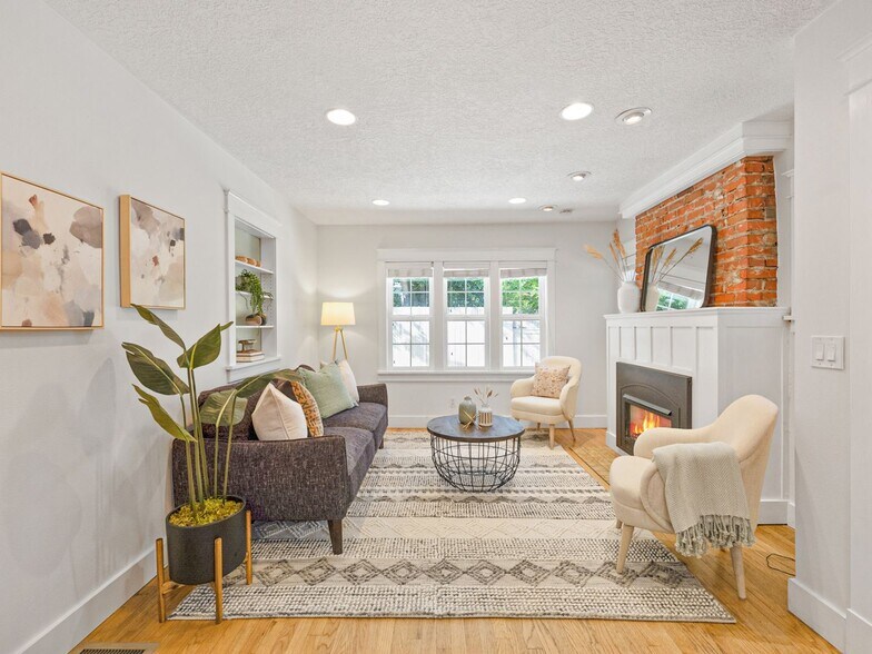 Building Photo - 2638 SW Custer St