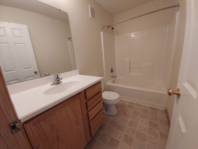 Building Photo - Great 3 Bedroom Townhome in Dancing Waters of Woodbury