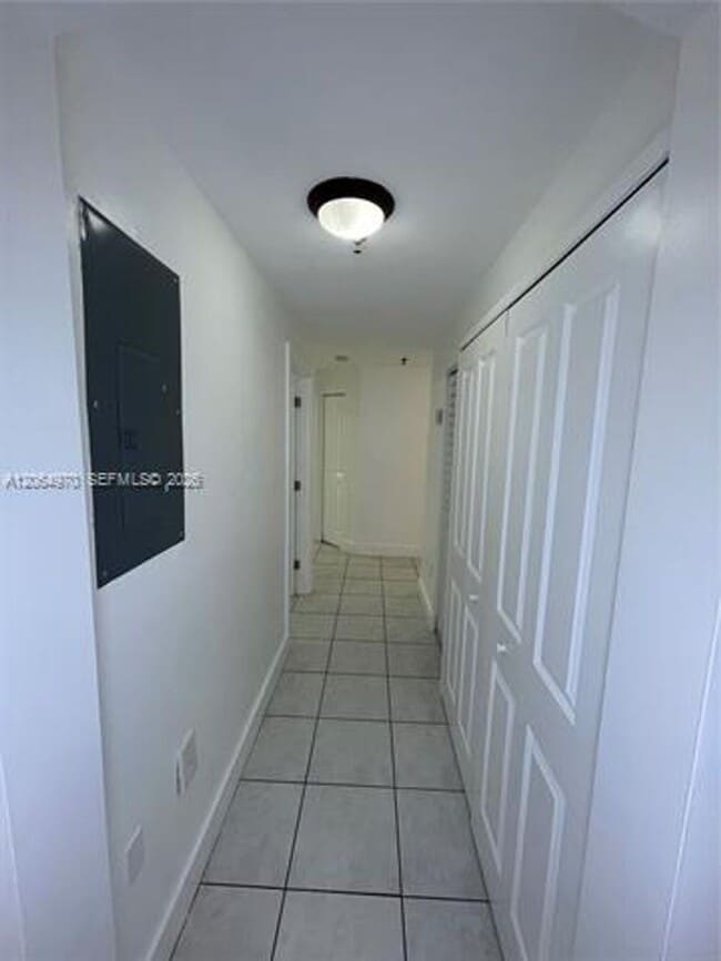 Building Photo - 905 NW 82nd Ave