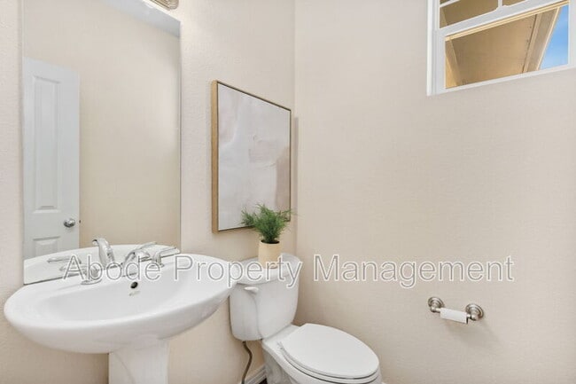 Building Photo - 2104 18th Ave