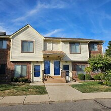 Building Photo - 2 Bedroom Upper Condo, Condo has Raised Ce...