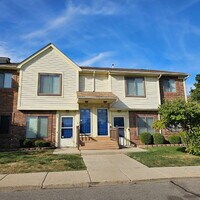 Building Photo - 2 Bedroom Upper Condo, Condo has Raised Ce...