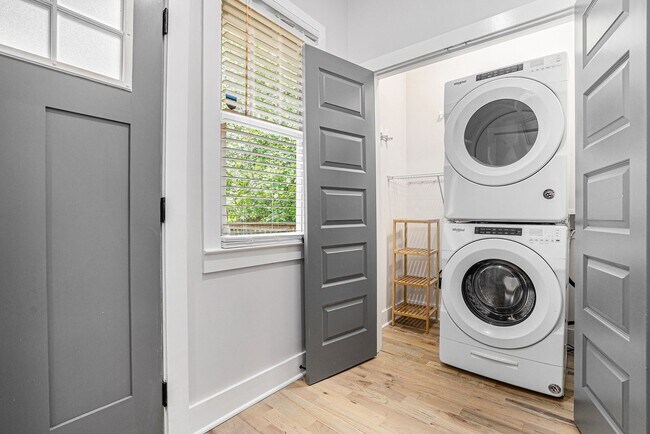 Building Photo - 3 Bedrooms 2 Bathrooms | Landscaping Included