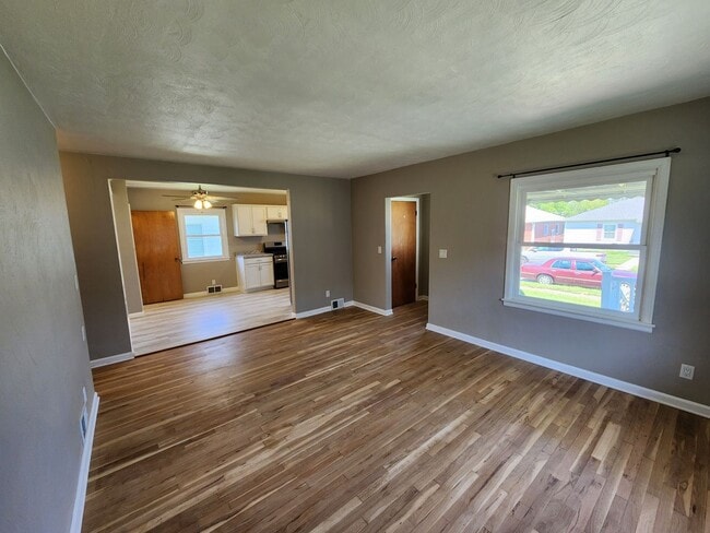 Building Photo - Great 3 Bedroom House