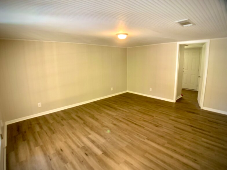 Building Photo - 353 Camelot Dr