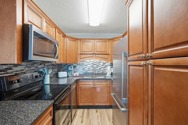 Building Photo - 8743 Thomas Dr