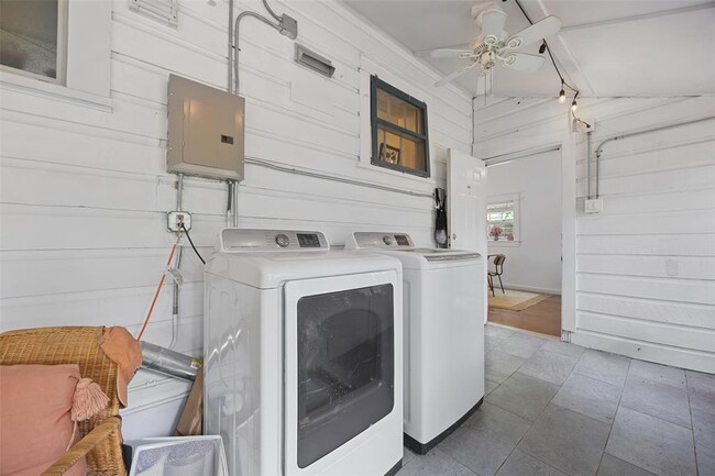 Building Photo - 1028 E 43rd St