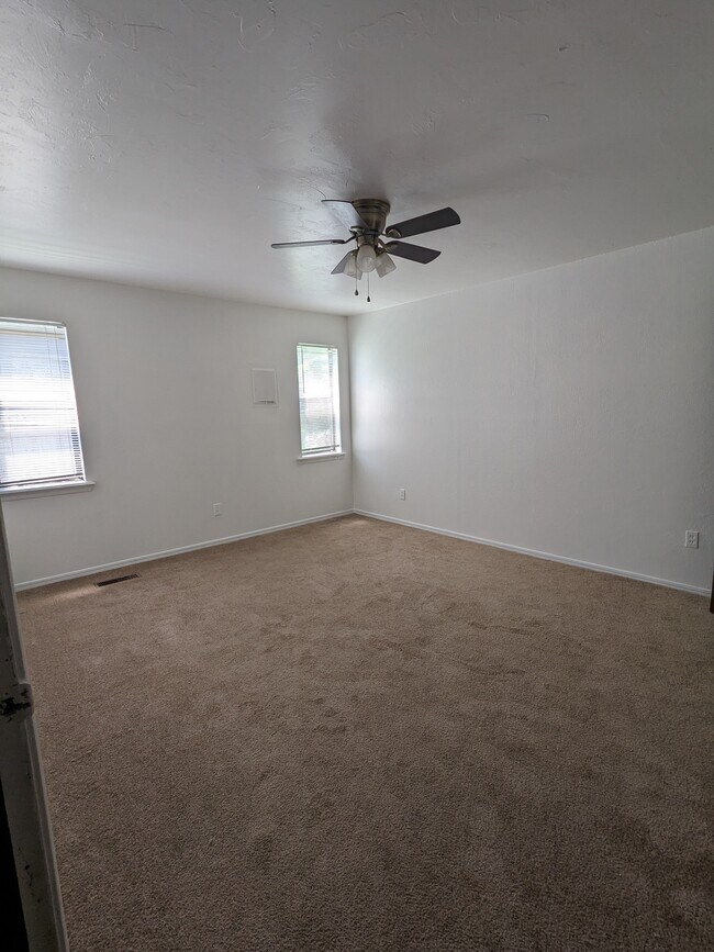 Master Bedroom - 304 Vicksburg Cir