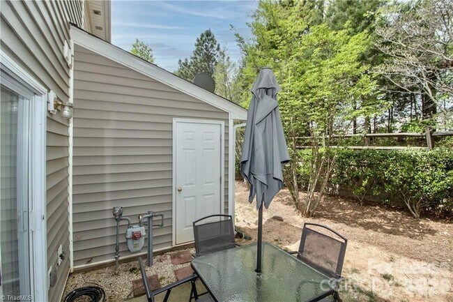 Building Photo - 137 Lynch Cir