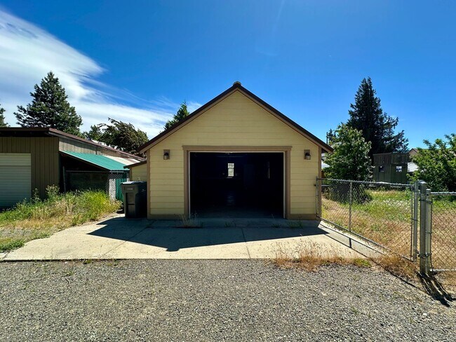 Building Photo - Come Experience the Charm of Cle Elum