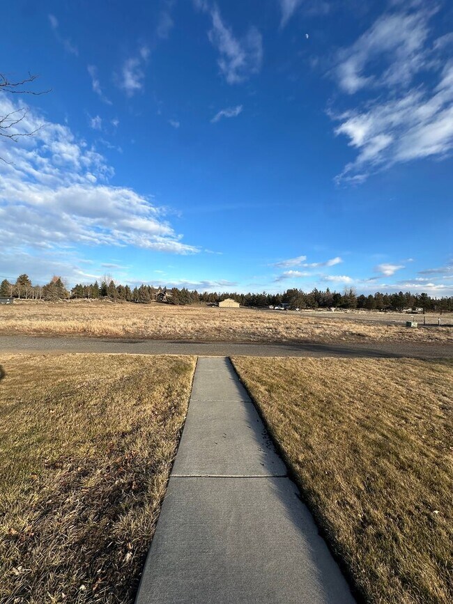 Building Photo - Light & bright single level home in NE Bend!