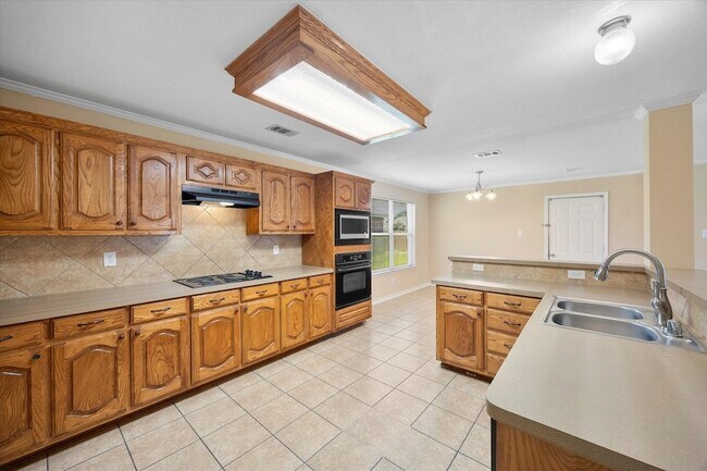 Building Photo - 1100 Camelot Dr