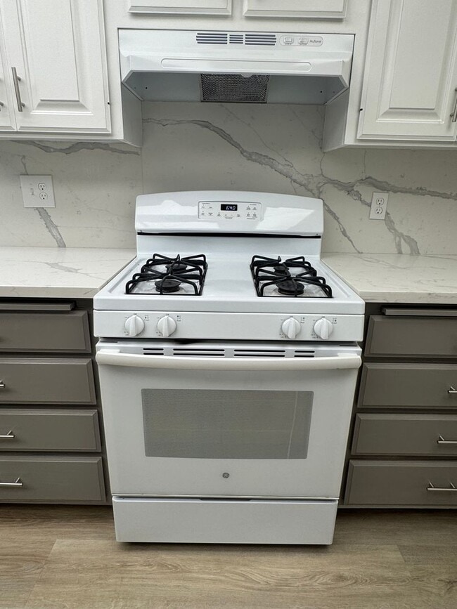 Building Photo - 5 Bedroom, 3.5 Bath, Beautiful 1,856 SQ FT...