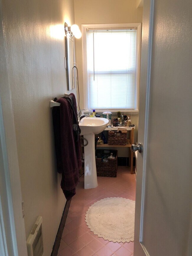 Building Photo - 1bed w/hardwoods, extra storage onsite, co...