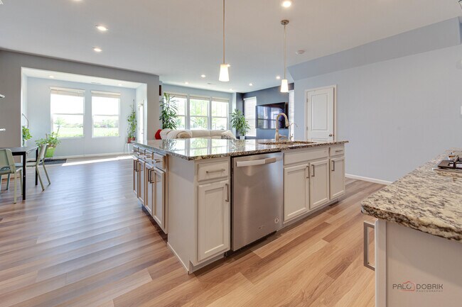 Building Photo - 573 Watercress Dr