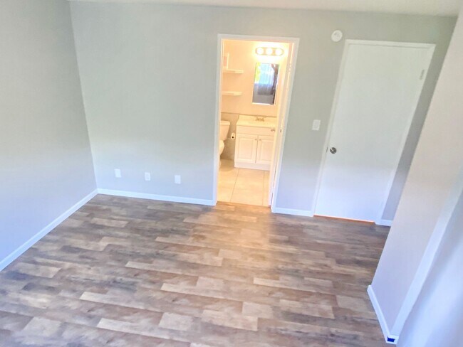 Building Photo - Rare 3-Bedroom, 2-Bath Condo in Sunny Sout...