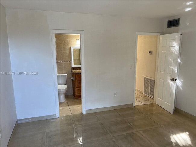 Building Photo - 6900 N Kendall Dr