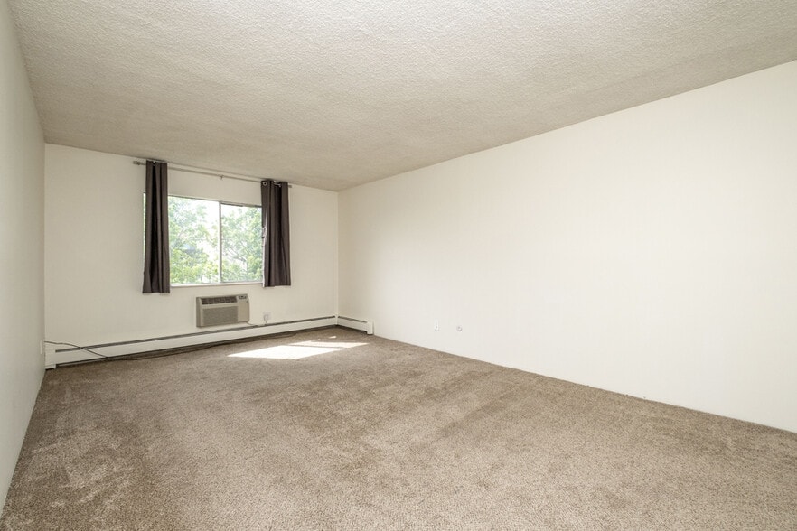 Bedroom master - 3470 S Poplar St