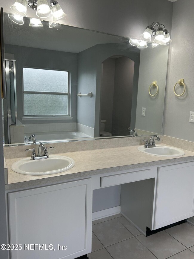 Building Photo - 10258 Meadow Point Dr
