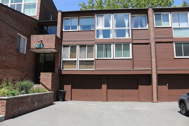 Building Photo - 241 Perkins St