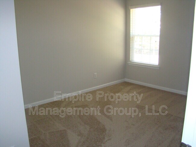 Building Photo - 384 Denman Loop
