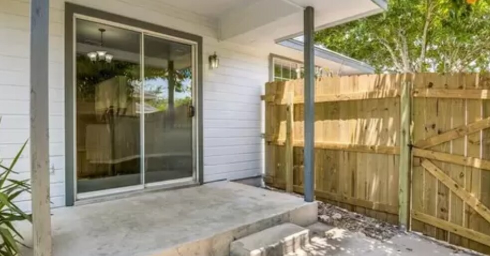 Building Photo - 2066 Bentwood Dr