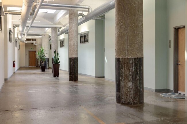 Building Photo - 700 N Washington Ave