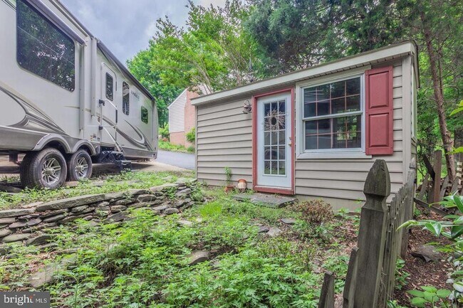 Building Photo - 607 Lancaster St