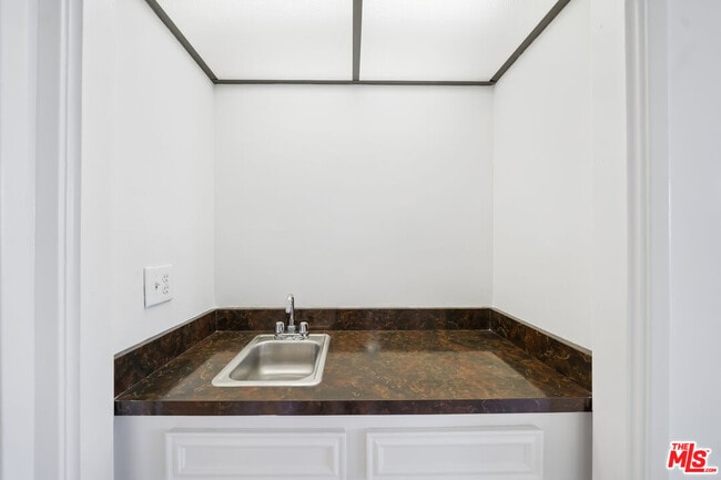 Building Photo - 333 S Elm Dr