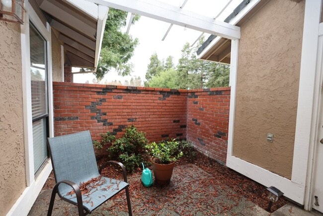 Building Photo - Beautiful corner halfplex available now for rent!