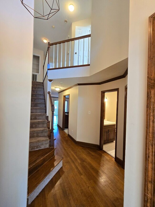 Building Photo - Spacious Townhouse for Rent!