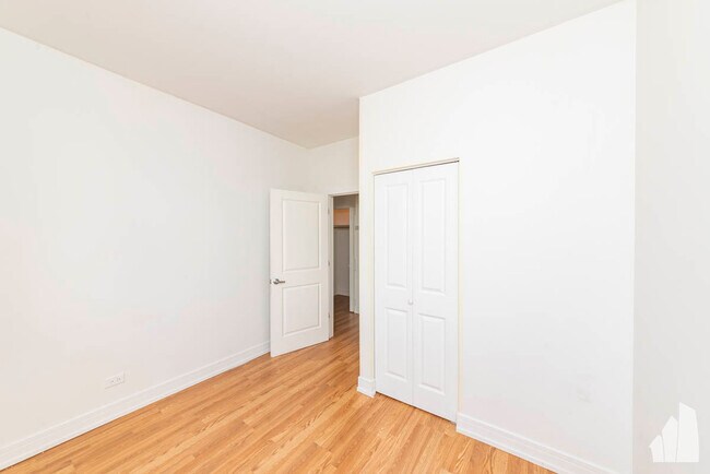 Building Photo - 4150 N Kenmore Ave