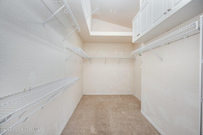 Building Photo - 776 Carriage Hill Rd