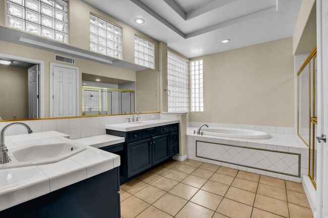 Building Photo - Single Story in Country Club Hills!