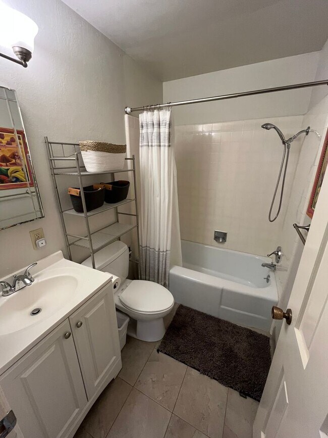 Building Photo - Lease Takeover Starting June 1st | Spacious 5-Bedroom Home Near Downtown Flagstaff