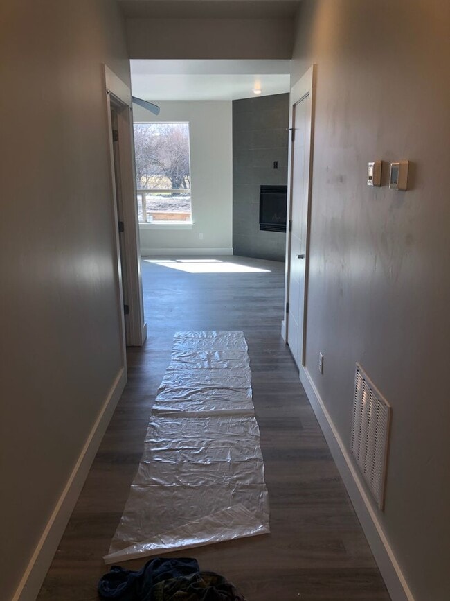 Building Photo - Modern Townhome, Centrally located.