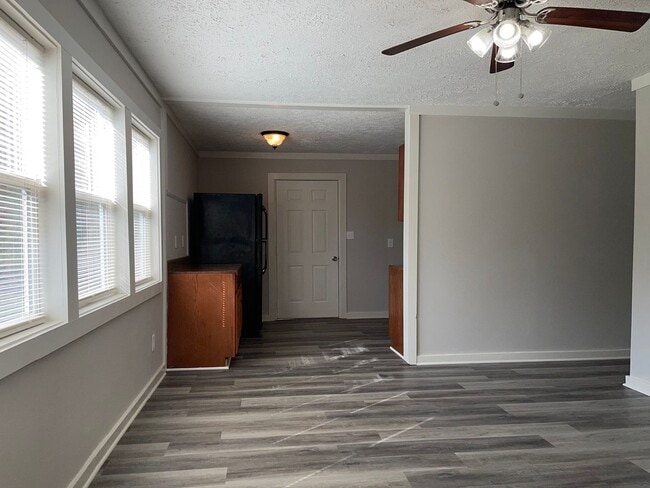 Building Photo - Renovated 3 Bed/1 Bath Ranch